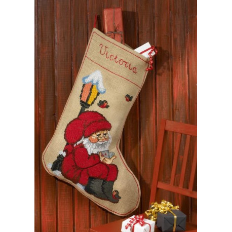 Julestrømpe med nisse under lygten Julestrømpe med nisse under lygten